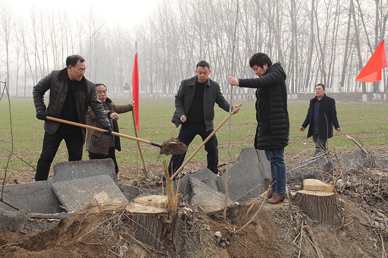 博農(nóng)集團領(lǐng)導(dǎo)、基層黨政負責(zé)人等同志積極參加植樹活動